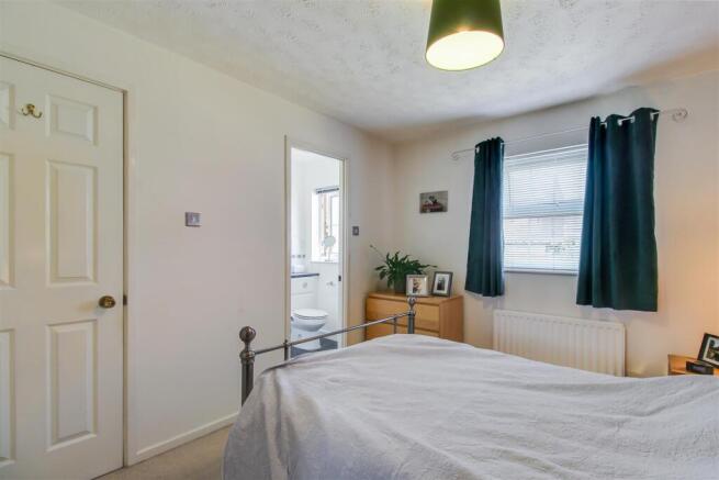 4 bed Detached for sale Image 8