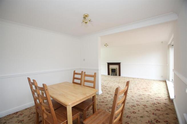 LOUNGE / DINING ROOM