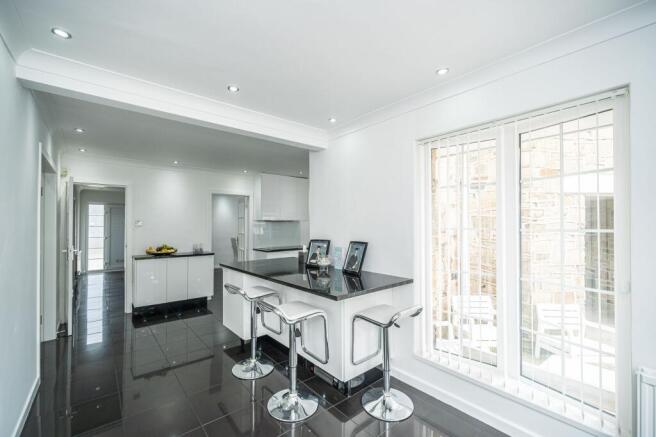 5 bed Detached for sale Image 7