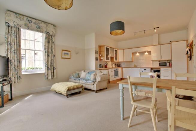KITCHEN/LIVING ROOM