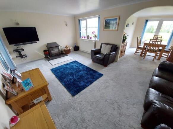 Open plan lounge/...