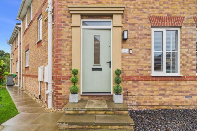 1 Featherstone Cr...