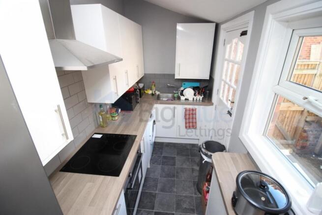 6 bed House Share to rent Image 9
