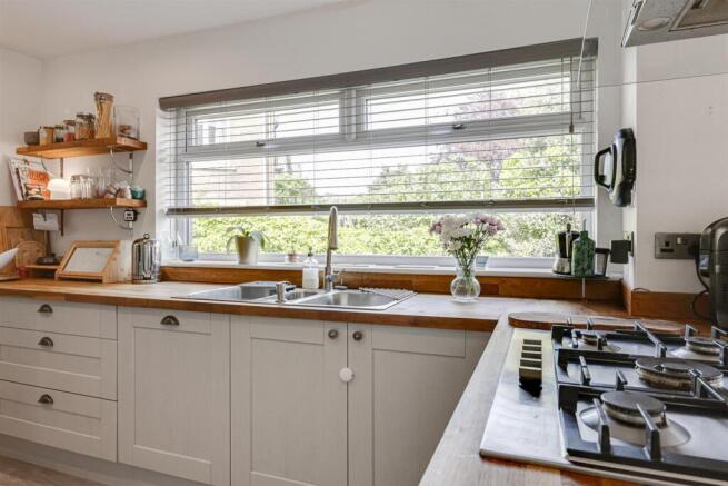 4 bed Detached for sale Image 5