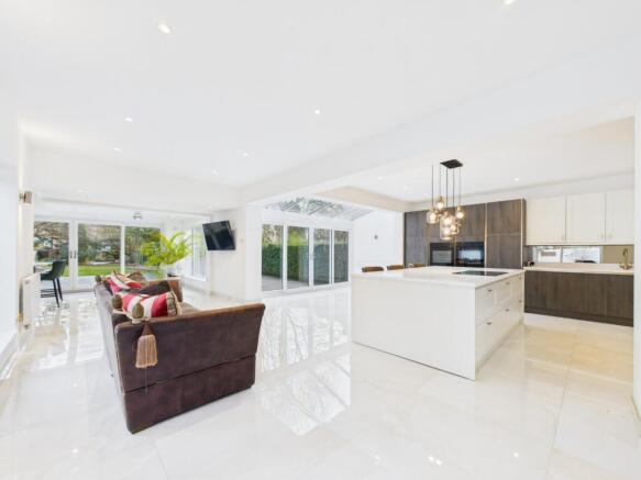 6 bed Semi-Detached for sale Image 5