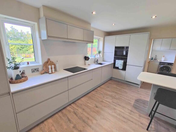 6 bed Detached for sale Image 12
