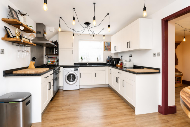 3 bed Semi-Detached for sale Image 5