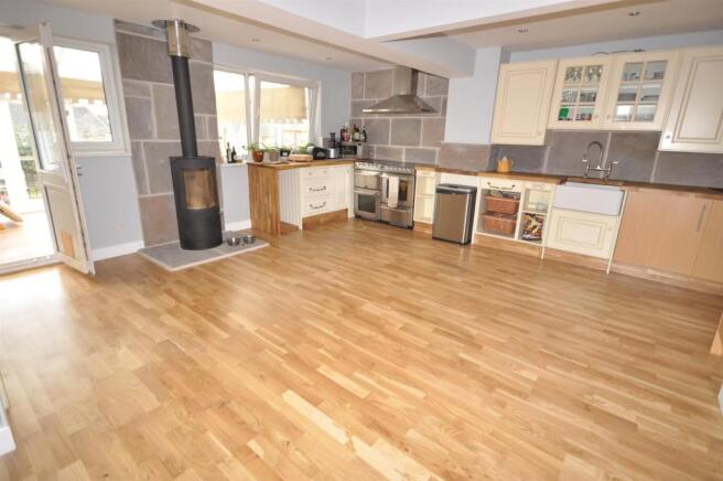LIVING/DINING KITCHE