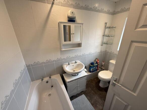3 bed Semi-Detached to rent Image 9