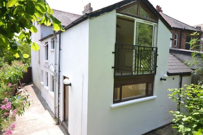 Outstanding, Highly Spacious Living/Entertaining Space