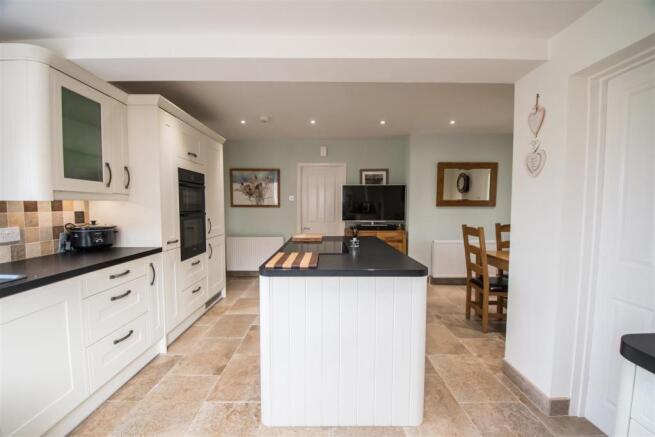 KITCHEN/BREAKFAST ROOM