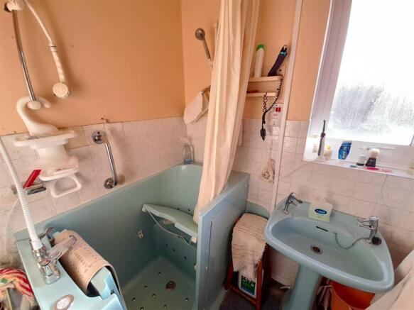 Bathroom 1.jpg