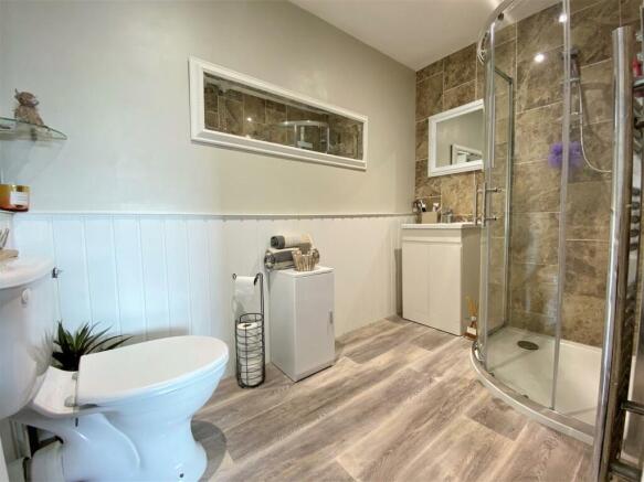 En-Suite Shower Room 037