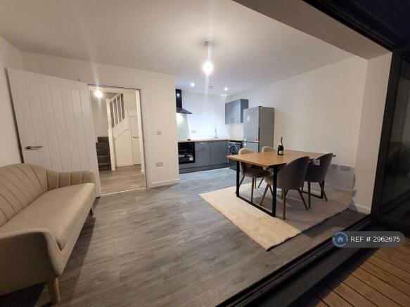 3 bed Semi-Detached to rent Image 6