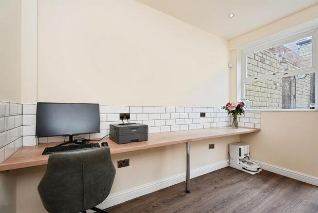 5 bed Detached for sale Image 8