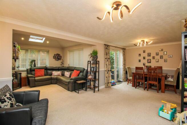 Sherwood Drive, Wakefield photo 4