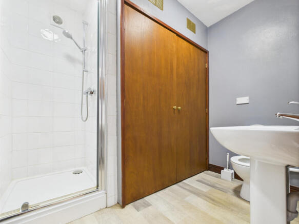 4 bed House to rent Image 12