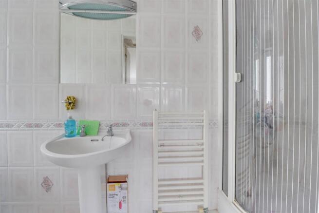 60 GUERNSEY GARDENS INSIDE-14.jpg