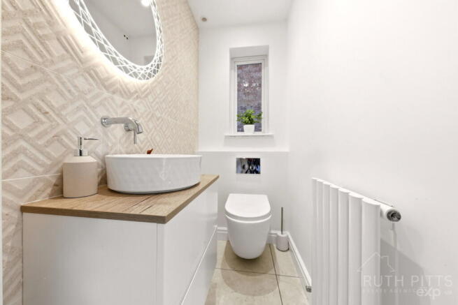 4 bed Detached for sale Image 10