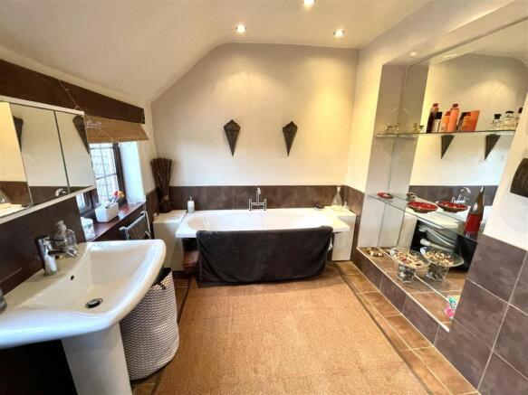 BATHROOM :