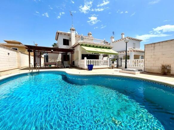 La Zenia 4 bed detached villa with pool & 400m to the beaches