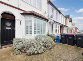 105, Glendale Gardens, Leigh-on-sea SS9 2BG