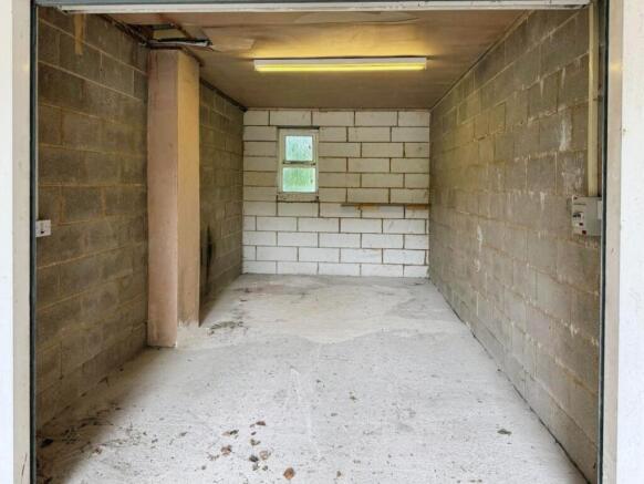 2 bed Flat to rent Image 10