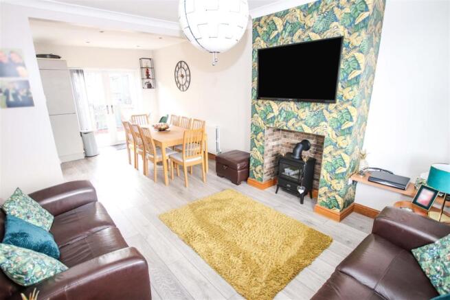 OPEN PLAN LOUNGE / FITTED KITCHEN / DINER