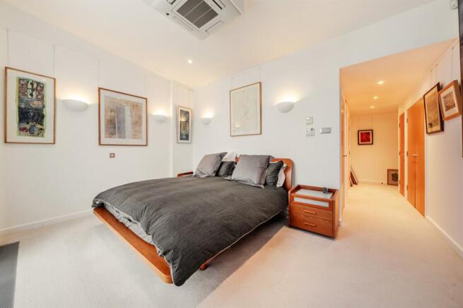 3 bed Flat for sale Image 11