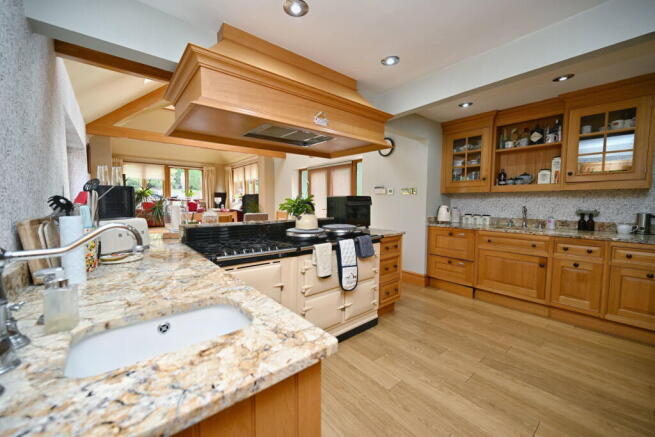 5 bed Detached for sale Image 8