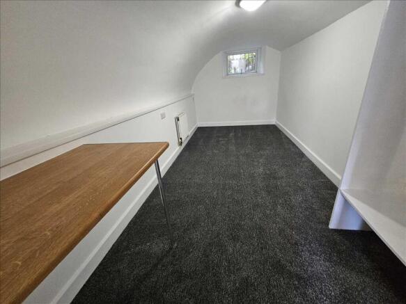 3 bed Flat to rent Image 12