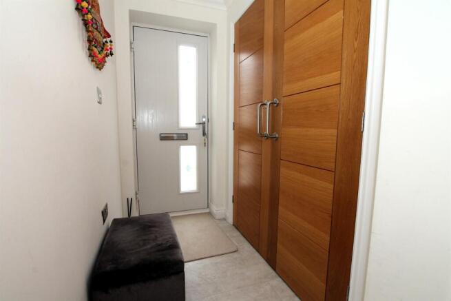 3 bed Semi-Detached Bungalow to rent Image 6