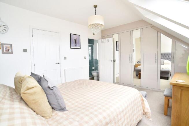 3 bed Town House for sale Image 9