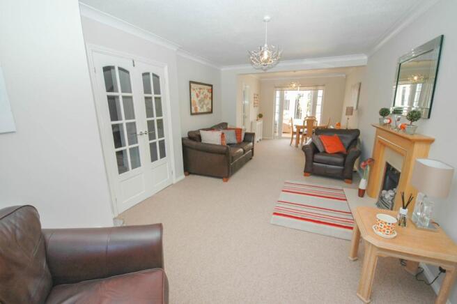 Lounge/Dining Area