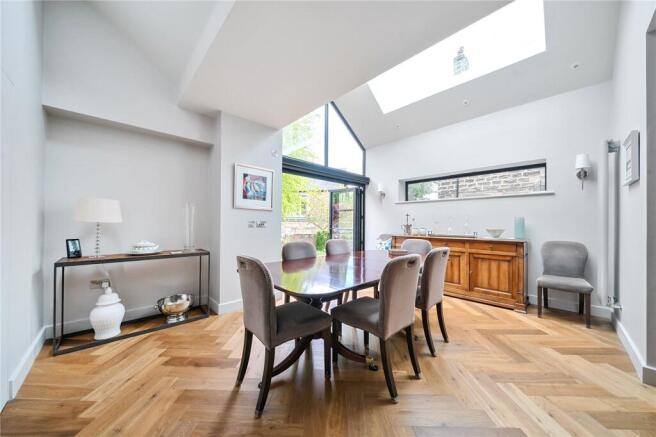 5 bed Semi-Detached for sale Image 8