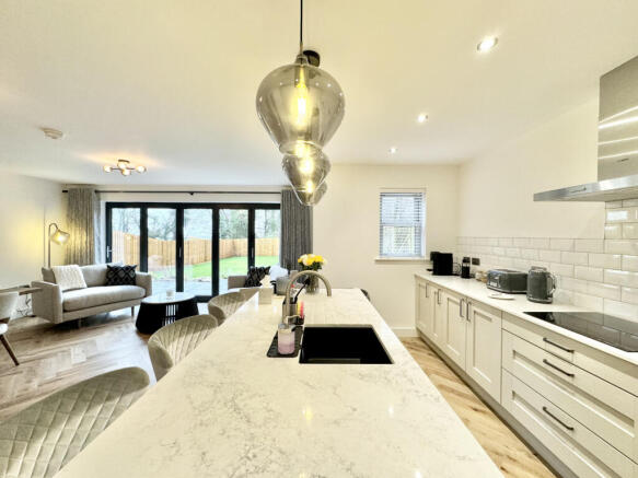 4 bed Detached for sale Image 8