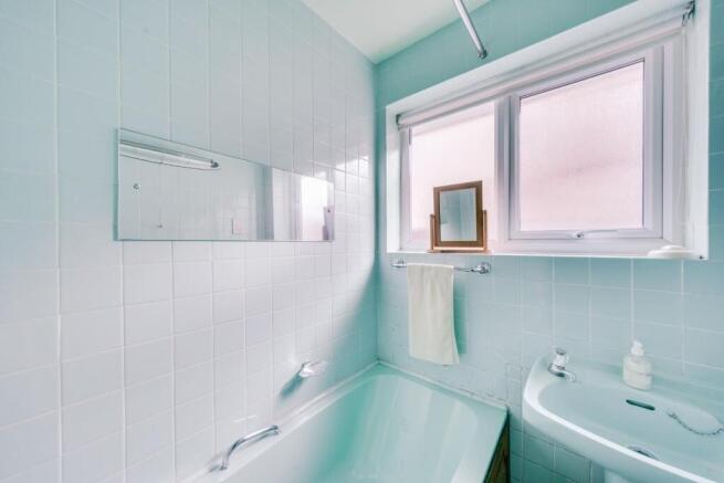 10 - bathroom.jpg