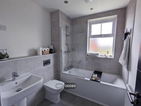 3 bed Terraced to rent Image 5