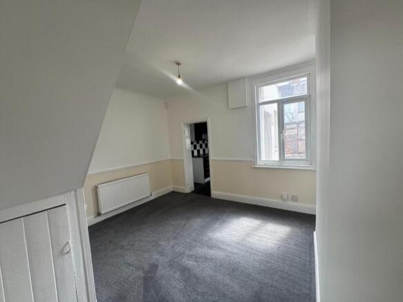 2 bed Terraced to rent Image 5