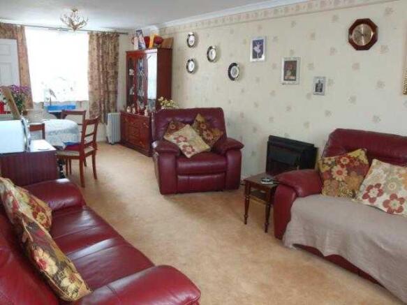 LOUNGE/DINING ROOM