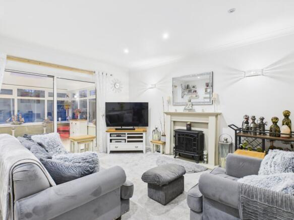 CAM03729G0-PR0219-STILL013