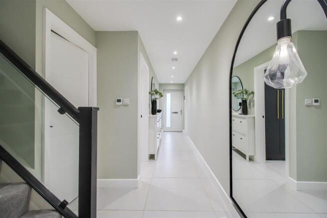 5 bed Detached for sale Image 7