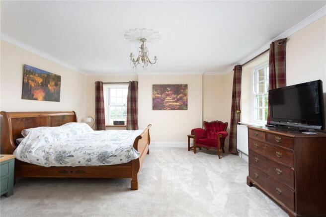 5 bed Detached for sale Image 9