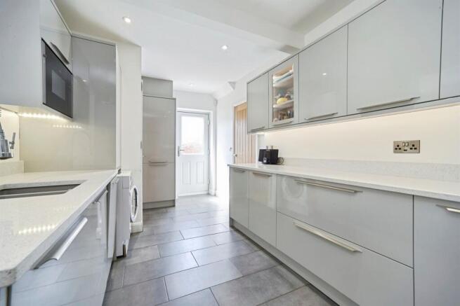 5 bed Semi-Detached for sale Image 4