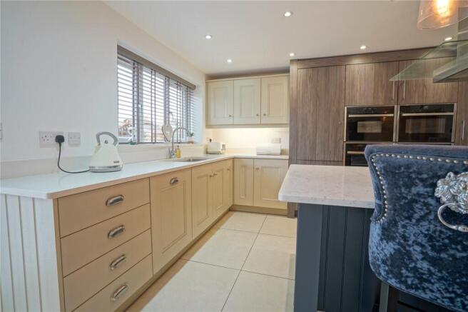 5 bed Detached for sale Image 6