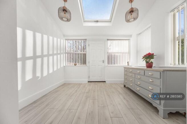 2 bed Flat to rent Image 10