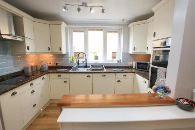 FITTED KITCHEN