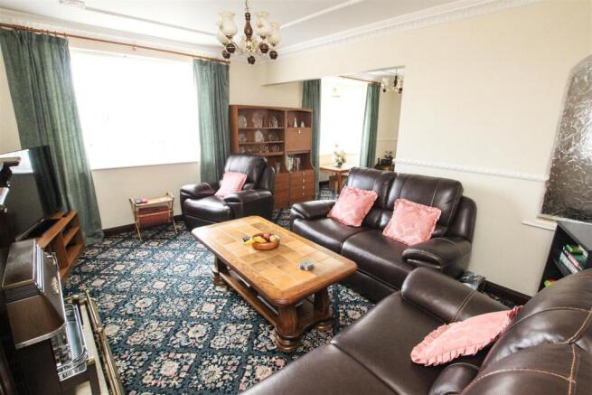 OPEN PLAN LOUNGE/DINING ROOM