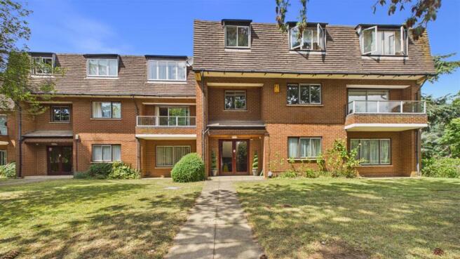 2-bed flat on Broadway, Peterborough, £175,000