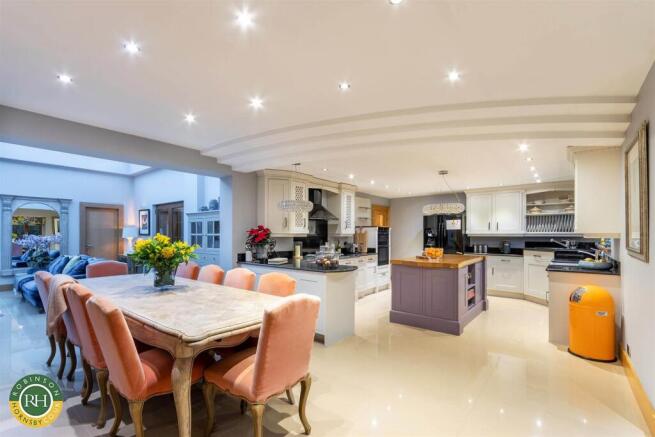 5 bed Detached for sale Image 10